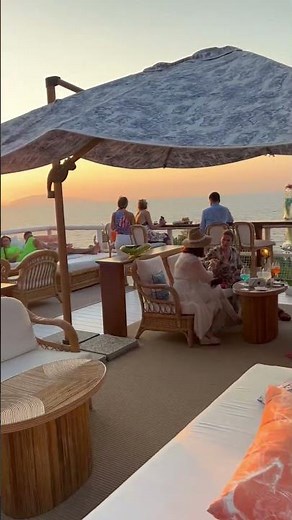 Dior themed Il Riccio beach club in Anacapri, Italy 💛 #ilriccio #italy #capri #capripalace #dior
