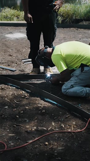 Part 3: We’re excited to share that this massive project is progressing beautifully and is now in its final stages! The team has been working diligently to add those last finishing touches, and we’re thrilled with how everything is shaping up. In this phase, we’ve been focused on enhancing the landscape with premium Sir Walter Buffalo grass, known for its lush green appearance and durability. To create a crisp, clean border for the garden beds, we’ve installed sleek steel edging that not only de