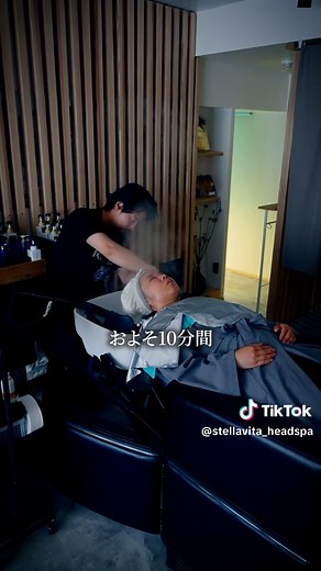 【寝なければ無料 ヘッドスパチャレンジ #4】 今回の挑戦者はヘッドスパ歴数知れず🌀 他店でも数多く経験する、自他ともに認めるヘッドスパ通。 施術中はずっと目を開けたまま、カウントの隙を一切与えない強敵👁 形式上の1回目チェックすら、できないまま… しかしスチームミストで施術者が席を離れた瞬間、 ふと油断して、たった一度だけ目を閉じた。 …それが罠。 二度と開かないまぶた。開く口。静かな寝息。 完全に落ちました😴 起こしてからの第一声🎤 「…寝てました？」 ヘッドスパ通でもステラヴィータには勝てなかった。 ――― 💆‍♀️ 起きていられればヘッドスパ代金「無料」 💆‍♀️ 寝てしまったら通常料金が発生します（重要） ――― 挑戦者大募集📩 プロフィールのDMよりご応募ください。 #心斎橋美容室のstellavita #ヘッドスパチャレンジ #寝なければ無料 #心斎橋ヘッドスパ #大阪ヘッドスパ #ヘッドスパ専門店 #心斎橋美容室 #美容室 #ヘッドマッサージ #ASMR #リラクゼーション #寝落ち