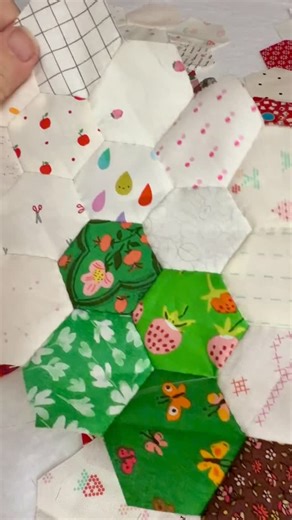 Nic 🪡 Patchwork + Quilt Designer 🧵 Hand piecing + applique | ❓Do you know the secret sauce of hand sewn patchwork? It’s seam freedom. ✨ When you hand piece, you don’t sew into the seam allowance.... | Instagram