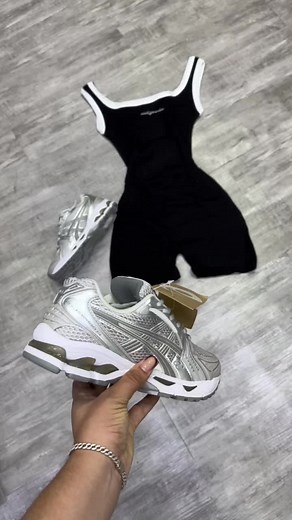 Nuevo Jumpsuit y Tenis Asics a la Moda