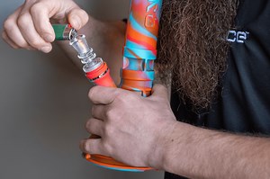 How to Use The Eyce Beaker – Using A Water Pipe - Eyce User Guide