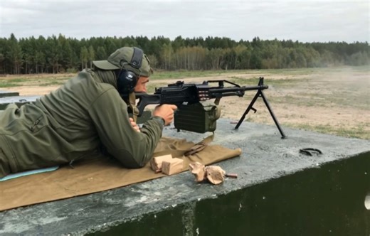 PKP通用机枪靶场射击