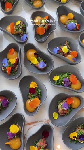 Pour cette prestation traiteur organisée pour une grande maison de bijouterie, nos chefs ont imaginé un cocktail haut de gamme autour de produits nobles : caviar, Saint-Jacques, homard, gambas… Événement professionnel, lancement de produit, cocktail privé ou réception d’exception : on s’adapte à vos besoins, toujours avec exigence et précision. Vous souhaitez organiser un événement et obtenir un devis traiteur sur mesure ? Toutes les informations sont disponibles via le lien en bio. #a#asdufouet