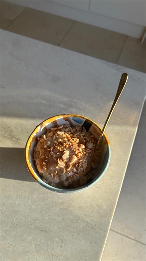 elle gibson on Instagram: "sticky toffee porridge supremecy the perfect winter breakfast (especially at christmas time). sweet, but not too sweet. a little bit salty. sticky and chewy. just divine. if you like sticky toffee pudding, you will love these porridge: 3/4 cup (ish) oats 1 tbsp flaxseeds 2-3 chopped dates dash syrup dash cinnamon & salt & ginger milk of choice add everything to a pan over a medium heat, adding the milk gradually and stirring until you get the texture you want sticky to