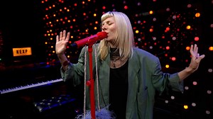 AURORA、シアトルのラジオ局 KEXP に出演したスタジオライブ映像が公開！ | indienative