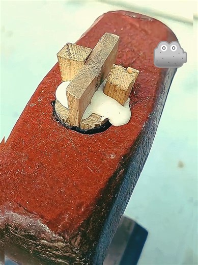 This hammer handle trick is next-level strong 💪 Once fitted, it NEVER comes off 🛠️ #DIY #Woodworking #ToolsHack #LifeHacks #OddlySatisfying