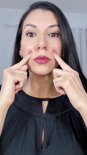 A reflexologia facial é uma terapia que consiste na massagem de pontos específicos do rosto para promover o relaxamento muscular e a circulação sanguínea. Ela também pode ajudar a reduzir inchaços. Benefícios Relaxar os músculos do rosto, Reduzir inchaços, Melhorar a circulação sanguínea, Aliviar tensão e estresse, Melhorar o sono e o equilíbrio corporal. Tirando as tensões da face, você consegue melhorar a qualidade da sua pele e ter um rosto mais jovem. | Ginástica Facial