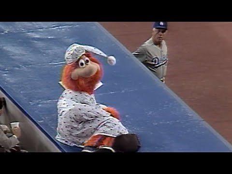 LA@MON: Lasorda gets Youppi! tossed from the game