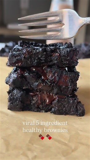 Comment RECIPE for the full recipe! These viral 5 Ingredient Brownies are so gooey, rich, decadent, and indulgent! They take just 5 minutes to mix together and come out so fudgy. You would never guess they are made with wholesome and nutritious ingredients! No gluten, no dairy, no eggs, no refined sugar, and no seed oils. Just pure goodness! ▢ pumpkin ▢ all natural creamy nut butter ▢ cocoa powder ▢ pure maple syrup ▢ dark chocolate chips . Click the link in my bio or go to my blog and search “S