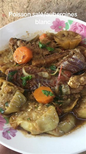 Poisson salé aux aubergines blanc recette facile surtout très délicieux n'hésitez surtout pas de reproduire la recette comme ingrédients nous avons des aubergines blanc,du poisson salé, l'oignon , l'ail, cube ,bouillon d'assaissonnement Adja,poivre noir et blanc,persil, tomate fraîche,poivron n'hésitez surtout pas de reproduire la recette et de vous abonné mes Caviars pour plus de vidéo#cuisinegabonaise🇬🇦 #visibilite #vues #jeveuxdevenirviral