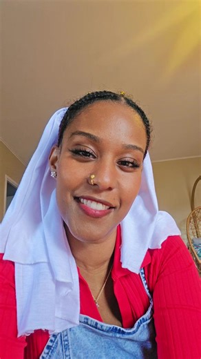 Et j’ai décidé de devenir le soleil de ma propre vie. J’ai décidé de donner de l’amour au lieu d’attendre d’en recevoir. J’ai décidé d’être la bonne personne au lieu d’attendre que quelqu’un le soit pour moi. J’ai décidé de croire en moi au lieu de supplier l’autre de le faire à ma place. J’ai décidé de voir ma valeur sans attendre qu’on me valide. Et quoi qu’il arrive, je choisirai toujours l’amour : pour moi, pour toi, pour nous. Tu n’as pas besoin que ton extérieur soit totalement parfait ; t