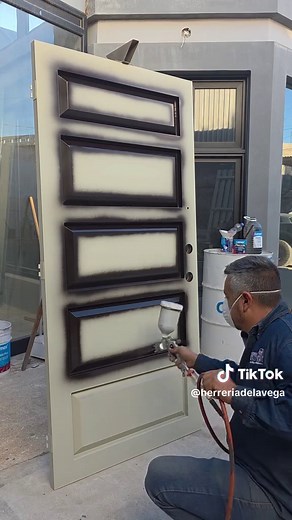 Pintura de Puerta Residencial en Color Chocolate