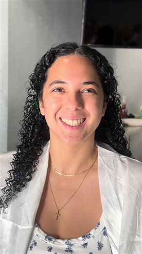 Today I had the honor of styling a beautiful bride who wanted to embrace her natural beauty and curly hair on her wedding day. Instead of changing her texture, we celebrated it, because curls tell a story of strength, individuality, and elegance. Choosing a natural style for such a big day is more than just a hair choice, it’s a statement of self-love. Curly hair has its own rhythm and shine, and when cared for the right way, it creates a timeless and effortless bridal look. As a mobile hair and