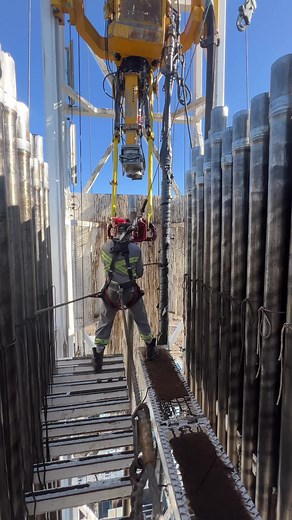 Oil Rig Derrick Hand Job: Pulling and Laying Pipe