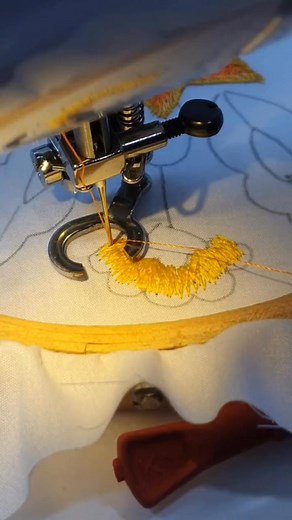 filling the petals in zig-zag mode #freemotionembroidery #threadpainting #maldivestiktok #foryoupage #sarangujaree #janomeblue12 | Amila adam