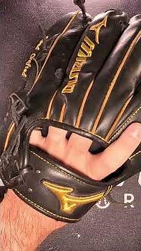 How to wear your baseball glove. Traditional vs. Two in the pinky. #baseball #baseballglove