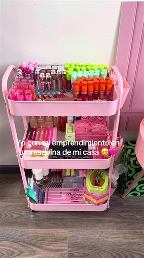 Pero con toda la actitud 😅🩷🛍️💄💁🏻‍♀️ #emprendedora #emprendedorastiktok #makeup #pink #fyp