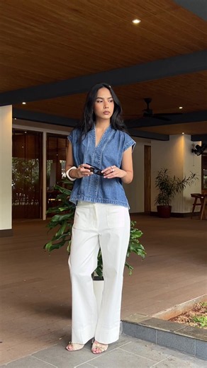 Satu set yang effortless, modern, dan gampang dipakai buat aktivitas sehari-hari. Dengan siluet yang relaxed dan cutting yang flattering, outfit ini siap bikin penampilanmu standout tanpa perlu usaha berlebih. Ready to make this your new favorite look? ✨ #MinimalFashion #FashionWanita #BlouseViral #CasualLook