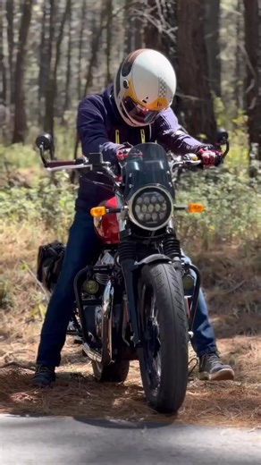 @aldomrivas mostrándonos el mejor sonido que existe en el mundo. 🔴 Interceptor GT color Canyon Red, disponible desde $143,990 👉 Visita tu distribuidor más cercano. . . . #royalenfield #motociclismopuro #royalenfieldmexico #motosmexico #motosclasicas #viajeenmoto #ridersmexico #interceptor650 #royalenfieldinterceptor | Royal Enfield