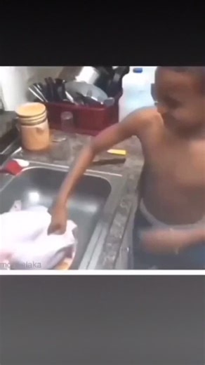 Uncrustamemes on Instagram: "日本利用压电瓷砖将脚步转化为电能。这些瓷砖捕捉来自你脚步的动能。当你行走时，你的重量和动作会对瓷砖产生压力。瓷砖会轻微弯曲，从而产生机械应力。瓷砖内部的压电材料将这种应力转化为电能。每一步都会产生少量电荷，而数百万步结合在一起就能产生足够的电力来驱动 LED 灯、数字显示屏和传感器。在像涩谷车站这样繁忙的地方，每天大约有 240 万个脚步为这一系统作出贡献。这些电能可以被储存或立即使用，从而减少对传统电力来源的依赖，并支持可持续的城市基础设施。这种方法将日常运动转化为实用的可再生能源 #日本 #知识 #事实 #你知道吗 #推荐 #科技 #创新 #历史 #技术 #实验 #热门"