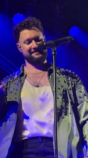 Praying mantis got VIP access to the show.. #calumscott #live #tour #newmusic #avenoir #fans #fyp