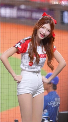 這眼神誰受得了？張競 Rona 叉腰對台下甜笑 互動小表情太圈粉 ✨ #cheerleader #張競 #啦啦隊 #味全龍啦啦隊 #치어리더 #チアリーダー #LG트윈스