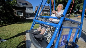 Ungewöhnliche Schaukel erinnert Senioren an ihre Kindheit
