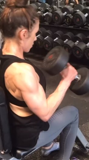 Feeling Puny? Let’s change that! Try my Biceps Curls with timed sets! I use a timer to monitor my sets, warm up first with alternating hammer curls. When I’ve rested for 20 seconds I go into the position to do real set number 1 with bilateral hammer dumbbell curls. The goal is to keep curling for 30 seconds without stopping or cheating, with the most weight as I can handle of course. The second set I’ll show you what happens with each consecutive set: muscle fatigue kick in faster. Now, how many