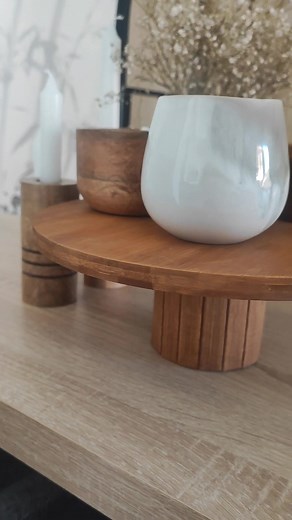 DIY BANDEJA!! Holaaa, hoy os dejo este diy súper fácil!! una bandeja que sirve , parea presentar nuestros dulces ,poner un café o para crear composiciones deco más dinámicas jugando con las alturas. es muy fácil Necesitamos: Alfombra de bambú ( yo hago muchas cosas con ellas y tenía en casa) Bote metálico( os sirve uno de Pringles , aceitunas , tomate etc, lo que tengáis por casa) Silicona caliente Tabla redonda Barniz o Pintura ( esto es opcional) Como lo hacemos? cortamos la alfombra a la medi