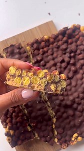 Afterschool snacks... but make it fun! @squashedpickle 🤤 🌈 ✍️ Ingredients: 1 cup Gorilla Munch 1 cup Choco Chimp 3/4 cup peanut butter 3 tbsp coconut oil 2 dark chocolate bars ✅ How-To: Mix cereals in a bowl. Add warmed peanut butter and coconut oil; mix well. Press into a cling film-lined tray. Pour melted dark chocolate over the top. Refrigerate for 3 hours (or freeze for 1 hour). Slice & enjoy! | Nature's Path Organic