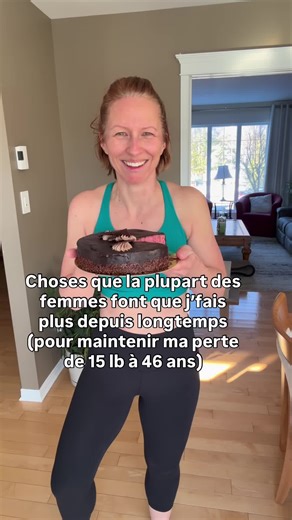 Si tu aimerais en savoir plus sur comment j'ai perdu 15 lb en 2 mois sans me priver, j'ai un guide complet en lien dans mon profil. Cette méthode est super simple et facile à intégrer dans ta vie et t'aider à enfin voir des résultats. Ce que j'aime le plus? Une fois que tu comprends la structure, tu arrêtes de trop penser à la bouffe. Tu manges, tu profites des desserts, pain, pâtes... et ton corps fait le reste. Lis moi 👋…. 1. Trop peu de protéines au déjeuner (ex: café avec 2 toasts beurre de