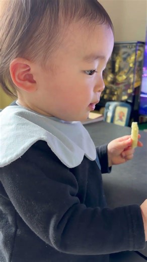 もぐもぐおやつ👶🏻🩷#1歳 #1歳2ヶ月 #1歳児 #おやつ