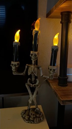 90s-inspired Halloween decor 😍🎃