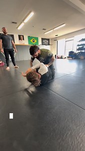 Nasty side control top pressure by lifting your opponent’s head and placing your underhook arm under their back. This is chop certified! | HumbleGrounds Jiu Jitsu