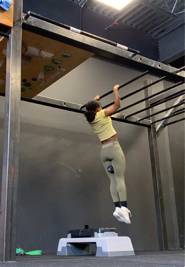 On the menu for suffering: - two resistance bands MU’s - weighted pull ups - regular pull ups, - 1 high pull. 3x5 #calisthenicsworkout #muscleupjourney #resistanceband #pullups #pullupchallenge