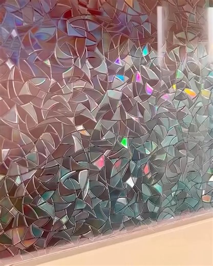 67 reactions | Korlátozott ideig tartó ajánlat  mennyiségi kedvezmény! Emeld ki bármely szoba esztétikáját szivárványos dekorációval. ✅ Gyorsan és egyszerűen felszerelhető ☀️ Teljes UV-védelem 犯 Bármilyen ablakmérethez illeszkedik Vásárolj most | Frilla | Facebook