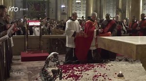 Des pétales de roses rouges sont jetées sur la pierre de l’#Agonie, symbolisant les larmes de sang qui coulaient sur le visage du Christ pendant son agonie. Custodia Terræ Sanctæ #JeudiSaint #Jerusalem 🔴Heure Sainte à Gethsémani : https://youtube.com/live/Y0xucIxCt | KTO Télévision Catholique