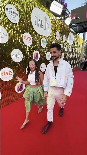 Camilo and Evaluna hand in hand upon their arrival at #PremiosJuventud
