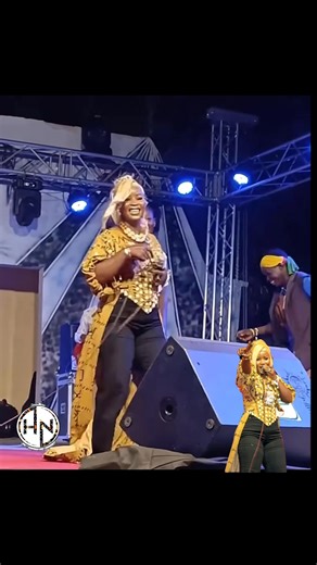 Assanatou Doumbia by Houm’Nou au festival Didadi de Bougouni merci pour la confiance!! Haut Bogolan made in Mali 🇲🇱 disponible sur commande chez Houm'Nou . Niamakoro ancien marché à côté de l’hotel Horonya 00223 76 93 78 88 z | Houm'Nou