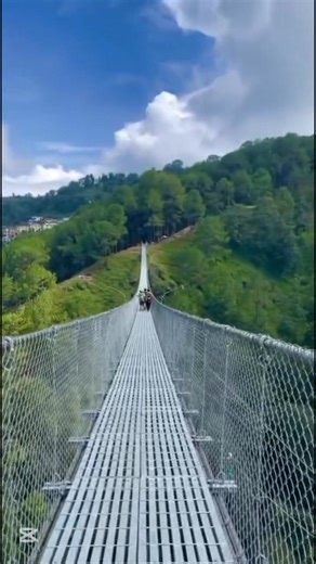 Nagarkot bridge Nepal 🇳🇵 نگرکوٹ کا یہ پل دووں پہاڑوں کے درمیان لٹکتا ہوا فطرت کا پرسکون راستہ محسوس ہوتا ہے 🌉⛰️، نیچے پھیلا گھنا جنگل آنکھوں کو سکون دیتا ہے 🌲💚، ٹھنڈی ہوا اور نرم روشنی ہر لمحے کو جادوئی بنا دیتی ہے 🍃✨، ہر قدم پر منظر بدلتا اور دل ہراساں ہو جاتا ہے 👣🌄، یہ جگہ انسان کو خاموشی میں گھلنے کا موقع دیتی ہے 🤍🌿، اور یہی پل نگرکوٹ کی روح کا ایک چھوٹا سا آئینہ ہے۔ 🛤️💫 #NagarkotBridge #NagarkotNepal #NatureBeauty #MountainView #ForestVibes #TravelNepal #ScenicSpot #ExploreNature