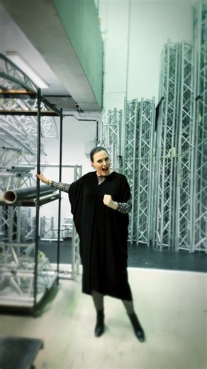 👁️‍🗨️ Wie ist Salome? Hört selbst! Ab dem 22. November könnt ihr das Ergebnis von Evgeny Titovs Inszenierung sehen – und werdet Salome garantiert anders erleben, als ihr sie zu kennen glaubt. 💋💀🩸 | Komische Oper Berlin