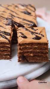 393K views · 6.4K reactions | Les comparto para mi la mejor versión de la clásica CHOCOTORTA, por supuesto que hay infinidad de recetas pero para mí es la mejor . Soy gran catadora de esta torta, la amo! Ingredientes Mix Dulce de leche repostero 500 g Queso crema 500 g Crema de leche 3 cdas. Galletitas de chocolate Para humedecer Chocolatada Café | Estefi Colombo | Facebook