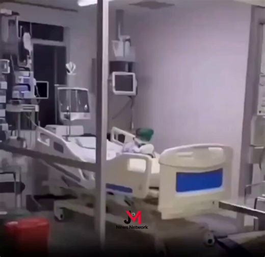 🔥🚨JUST IN: A little kid battling cancer holds onto his favorite toy.He waves at the camera as soon as he realizes it's on.