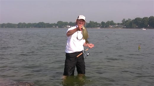 Shoreline fishing for smallmouth bass - Surf casting for bass