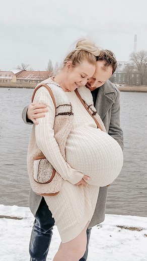 Michella Meier-Morsi on Instagram: "Mark og jeg havde ét brændende ønske for 2021 - en lillebror elller -søster til dullerne😅⁣ Det ønske må vist siges at blive opfyldt… trefoldigt🤣⁣ ⁣ Da vi fandt ud af, at vi skulle have trillinger, blev mit nye store ønske at kunne holde på dem til minimum den 4. januar af to årsager. ⁣ ⁣ Vigtigst af alt fordi vi på tirsdag vil ramme 34+0, hvilket betyder, at trillingernes lunger vil være nogenlunde færdigmodnede.⁣ ⁣ Men også fordi vi virkelig gerne ville und