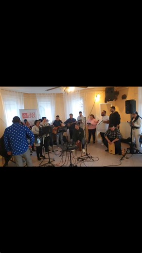 Énekeljen az egész világ! 🙏 A 98. zsoltárt a középpontba állító áhítattal kezdődött meg a Református Szeretetszolgálat Testvéri Szolgálat és Cigánymisszió által szervezett dicsőítésfejlesztési projekt első hétvégéje Olaszliszkán. 🔊 A HEKS CIF program által támogatott projekt célja a misszió dicsőítő csapatának összekovácsolása, a repertoár frissítése új dalok megtanulásával és tradicionális református énekek átdolgozásával. Terveink szerint öt dícsérethez hang és videofelvétel is készül a proj