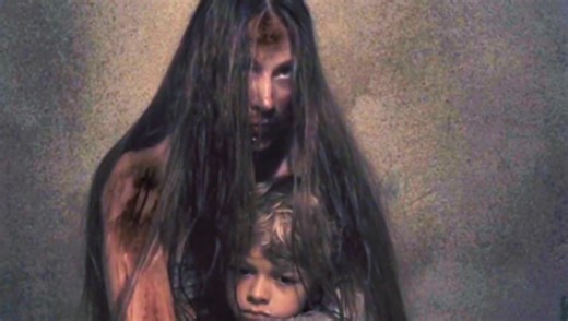 药效失控的男人竟然侵害了自己的儿子和妻子，导演看到一幕露出满足又变态的笑容，推荐这部大尺度变态恐怖片，画面实在是太猎奇了……