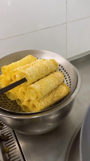 Fried Cooking Process: Perfecting Dough in Hot Oil