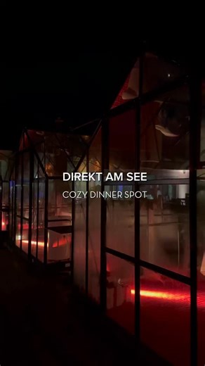 Mr. Köln on Instagram: "COZY DINNER VIBES. Anzeige | Perfekte Spots für Date-Night & Friends Wir waren im @hausamseekoeln und haben die Seehäuschen-Atmosphäre voll ausgekostet: warmes Licht, Wasserblick und richtig gemütliche Vibes. 🍷 Von herbstlicher Maronensuppe über zartes Rumpsteak und Zanderfilet bis zum süßen Creme Brûlée, einfach alles ein Genuss. Egal ob für ein romantisches Dinner oder einen entspannten Abend mit Freunden, hier stimmt alles für gemütliche Momente am See. Aber Achtung: 